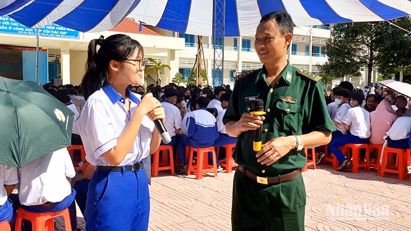 Các em học sinh giao lưu, trả lời các câu hỏi liên quan đến biển, đảo Việt Nam do báo cáo viên Bộ Chỉ huy Bộ đội Biên phòng tỉnh đưa ra.