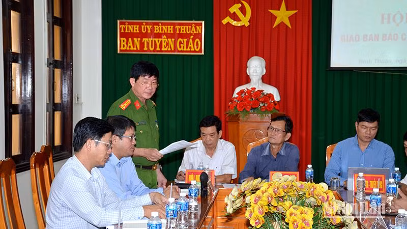 Thượng tá Trần Long Khánh, Trưởng Công an thành phố Phan Thiết, Bình Thuận cung cấp thông tin cho báo chí về các vụ vỡ hụi trên địa bàn thành phố trong thời gian gần đây.