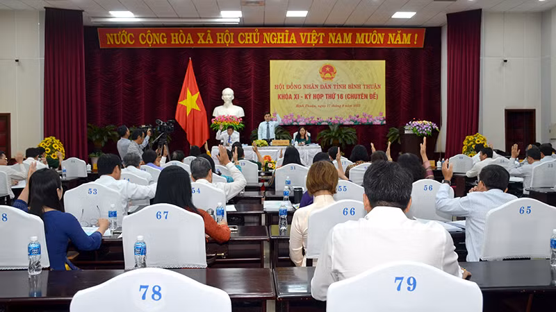 Các đại biểu Hội đồng nhân dân tỉnh Bình Thuận (khóa 11) biểu quyết thông qua Nghị quyết phê duyệt chủ trương đầu tư Dự án Đường vào sân bay Phan Thiết (giai đoạn 2).