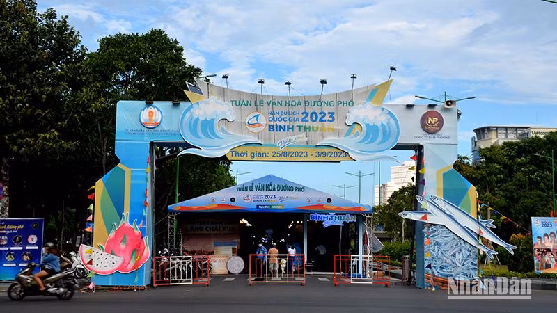 Không gian Hội chợ giới thiệu, quảng bá sản phẩm du lịch, thương mại trong Tuần lễ Văn hóa đường phố được bố trí tại đường Nguyễn Tất Thành, TP Phan Thiết.