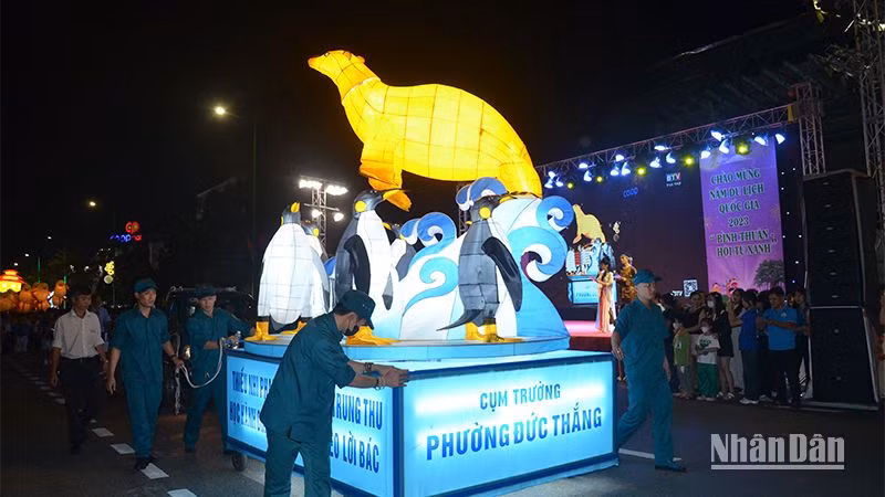 Lồng đèn lớn chú Hải Cẩu của cụm phường Đức Thắng. Lồng đèn lớn chú Hải Cẩu của cụm phường Đức Thắng.