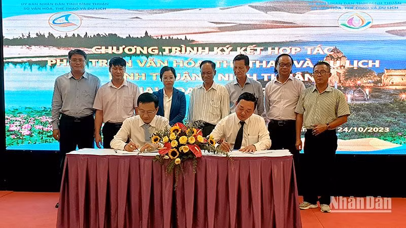 Đại diện lãnh đạo Sở Văn hóa, Thể thao và Du lịch hai tỉnh Bình Thuận và Ninh Thuận ký kết Chương trình hợp tác. 