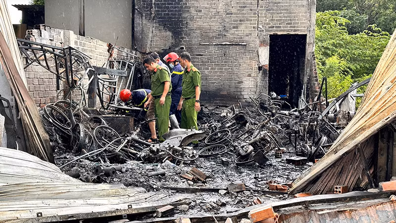 Các đơn vị nghiệp vụ Công an Bình Thuận khám nghiệm hiện trường vụ cháy.