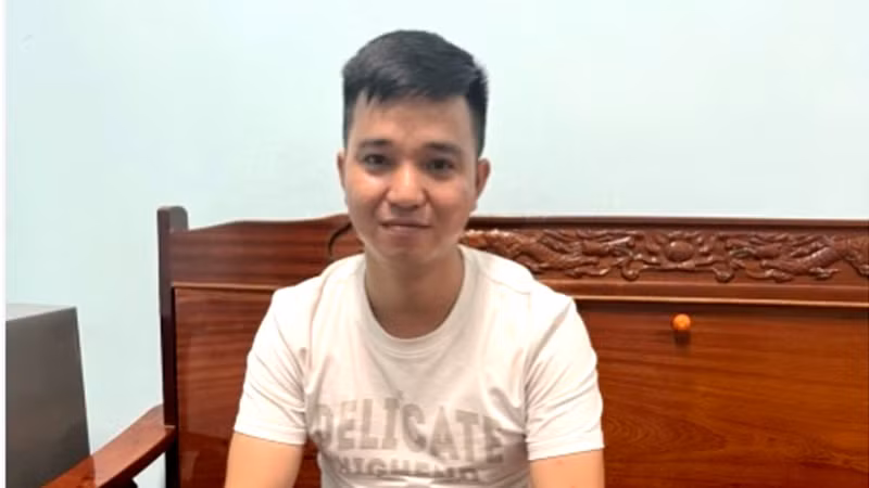 Đối tượng Lường Đình Luân được xác định là người đánh thầy giáo đã tới Cơ quan cảnh sát điều tra Công an huyện Hàm Tân, Bình Thuận đầu thú. (Ảnh: Công an cung cấp)