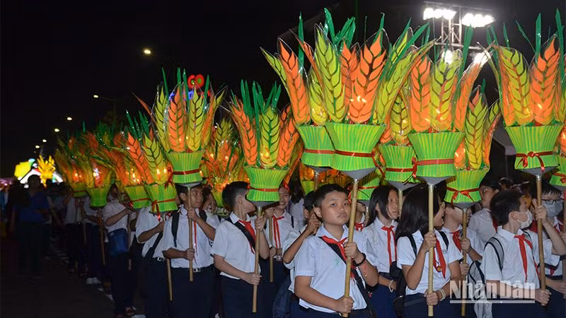 Học sinh trường THCS Nguyễn Trãi rước lồng đèn nhỏ hình bông lúa. Học sinh trường THCS Nguyễn Trãi rước lồng đèn nhỏ hình bông lúa.