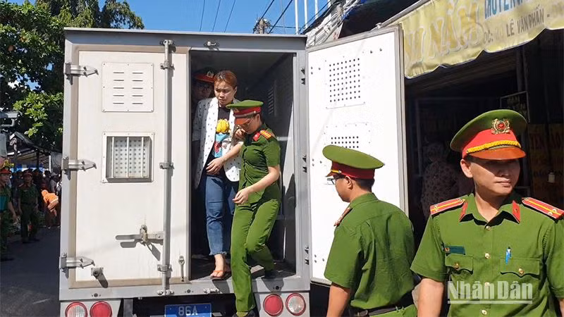 Dẫn giải bị can Ngô Thị Loan Chi (áo trắng hoa) về nơi cư trú để Cơ quan cảnh sát điều tra Công an thành phố Phan Thiết thực hiện các thủ tục tố tụng theo quy định. Dẫn giải bị can Ngô Thị Loan Chi (áo trắng hoa) về nơi cư trú để Cơ quan cảnh sát điều tra Công an thành phố Phan Thiết thực hiện các thủ tục tố tụng theo quy định.