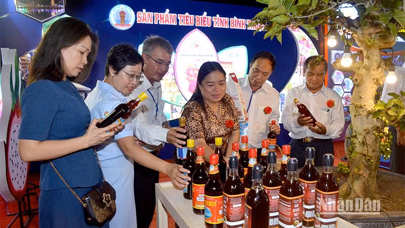 Một gian hàng trưng bày sản phẩm tiêu biểu của tỉnh Bình Thuận. (Ảnh: Đình Châu)