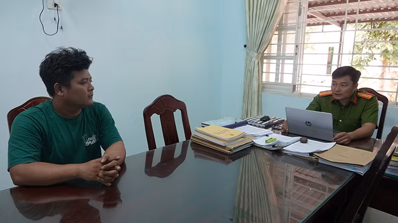 Cơ quan Công an huyện Hàm Thuận Nam, tỉnh Bình Thuận lấy lời khai của Tống Phương Bằng (bên trái), chủ cơ sở tái chế dầu diesel từ nhớt thải trên địa bàn. (Ảnh: Công an Bình Thuận)