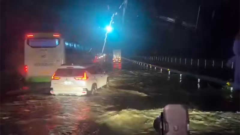 Mưa lớn từ đêm khuya 28/7 đến rạng sáng 29/7 gây ngập nặng trên cao tốc Phan Thiết – Dầu Giây tại vị trí Km25, qua huyện Hàm Tân, Bình Thuận.