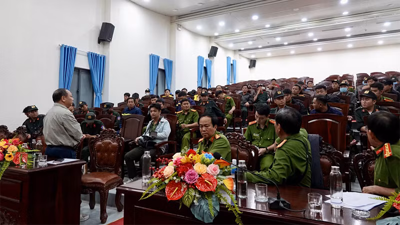 Lực lượng Công an tỉnh Bình Thuận lên phương án triệt phá điểm khai thác khoáng sản trái phép. 