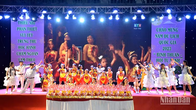 Múa hát chào mừng "Đêm hội Trăng rằm" Trung thu 2023 thành phố Phan Thiết.