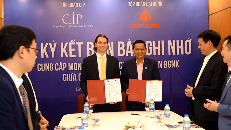 Đại diện Tập đoàn CIP (bên trái ảnh) và Tập đoàn Đại Dũng ký kết Biên bản ghi nhớ về hợp tác phát triển thi công chế tạo móng monopile và kết cấu thép cho các dự án điện gió ngoài khơi tại Việt Nam