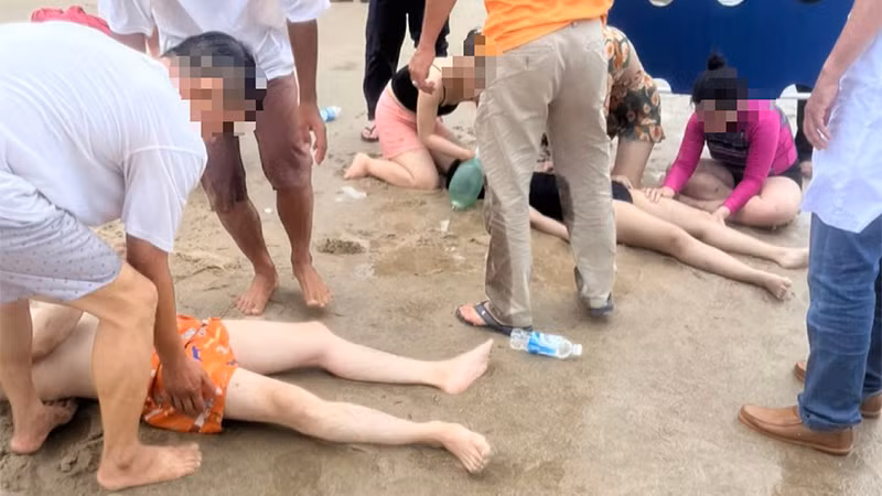 Sơ cứu hai nạn nhân bị nặng ngay tại bờ biển