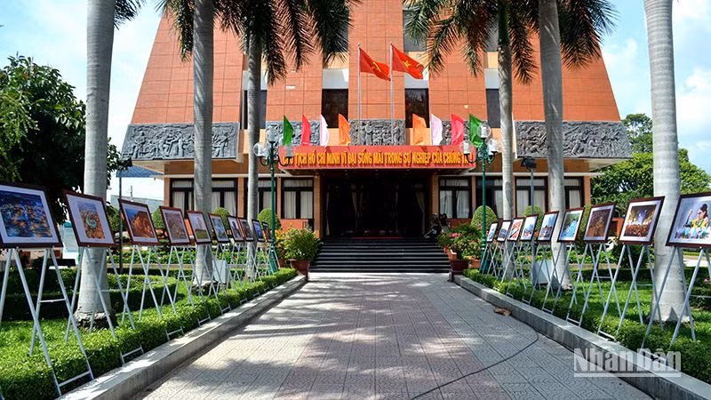 Các tác phẩm tham gia “Triển lãm ảnh Việt Nam qua ống kính nhiếp ảnh gia quốc tế” được trưng bày tại Bảo tàng Hồ Chí Minh - Chi nhánh Bình Thuận.