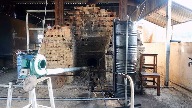 Máy móc, thiết bị dùng để tái chế nhớt thải thành dầu diesel. (Ảnh: Công an Bình Thuận)