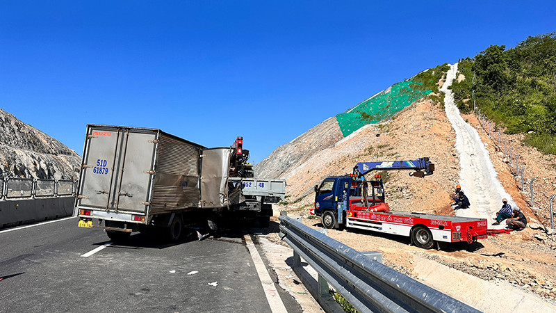 Hiện trường vụ tai nạn xảy ra ngày 6/8 tại Km199 cao tốc Vĩnh Hảo-Phan Thiết, thuộc địa bàn xã Hồng Liêm, huyện Hàm Thuận Bắc, tỉnh Bình Thuận.