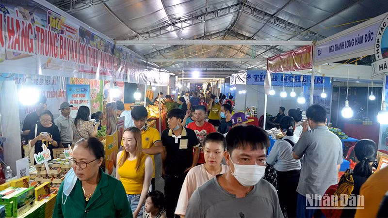 Hội chợ có gần 300 gian hàng trưng bày, giới thiệu sản phẩm của các đơn vị, doanh nghiệp đến từ 30 tỉnh, thành phố trong nước thu hút rất đông nhân dân địa phương và du khách đến tham quan, mua sắm. (Ảnh: Đình Châu)