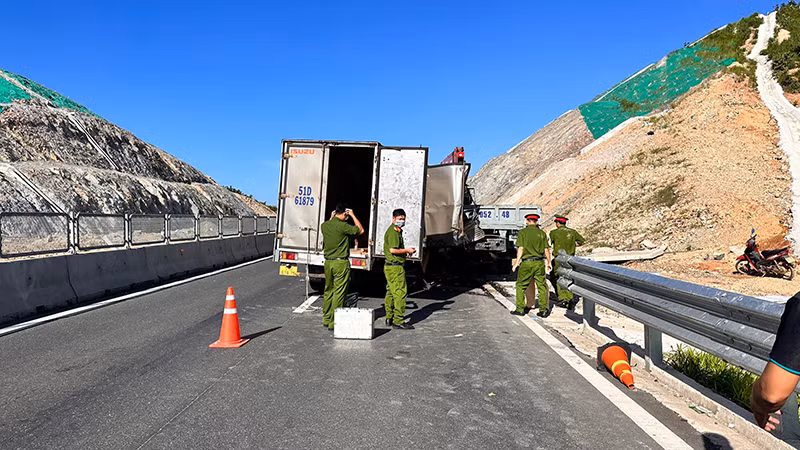 Lực lượng công an tỉnh Bình Thuận và huyện Hàm Thuận Bắc khám nghiệm hiện trường vụ tai nạn.