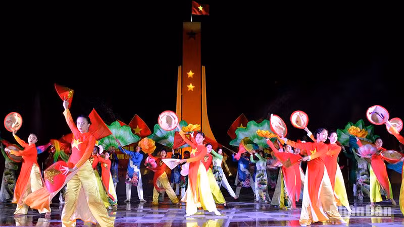 Biểu diễn văn nghệ tại Lễ tri ân các Anh hùng liệt sĩ (Ảnh: Đình Châu)