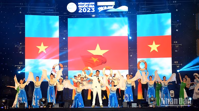 + Hát múa “Tổ quốc gọi tên mình” mở màn Khai mạc Triển lãm (Ảnh: Đình Châu)
