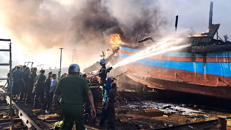 Lực lượng phòng cháy chữa cháy tiếp cận được vị trí cháy nỗ lực phun nước dập cháy.