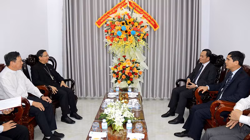 Phó Thủ tướng Trần Lưu Quang (thứ 2 bên phải qua) chúc mừng Giám mục Giuse Đỗ Mạnh Hùng cùng các linh mục, nam nữ tu sĩ, đồng bào Công giáo trong Giáo phận Phan Thiết nhân dịp Giáng sinh năm 2023