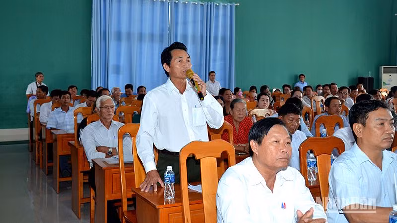 Đại diện nhân dân xã Thuận Minh kiến nghị với lãnh đạo tỉnh về vấn đề thủy lợi.