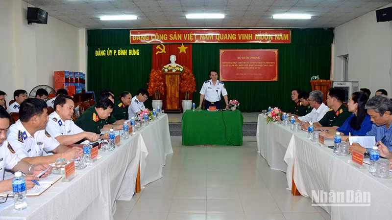 Đoàn kiểm tra việc thực hiện Ðề án “Tuyên truyền, phổ biến Luật Cảnh sát biển Việt Nam giai đoạn 2019-2023” tại phường Bình Hưng, thành phố Phan Thiết.