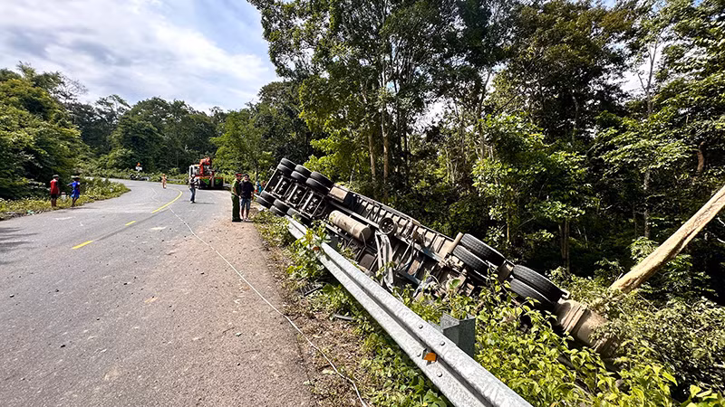 Xe bị lật bên phía vực ngay sát lề đường.