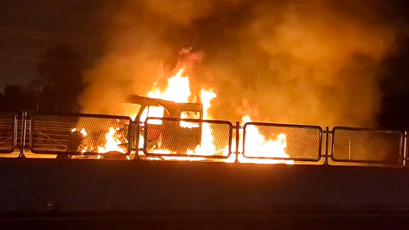 Xe đầu kéo bốc cháy dữ dội khi đang lưu thông trên cao tốc Vĩnh Hảo-Phan Thiết, đoạn qua xã Hàm Kiệm, huyện Hàm Thuận Nam, Bình Thuận.