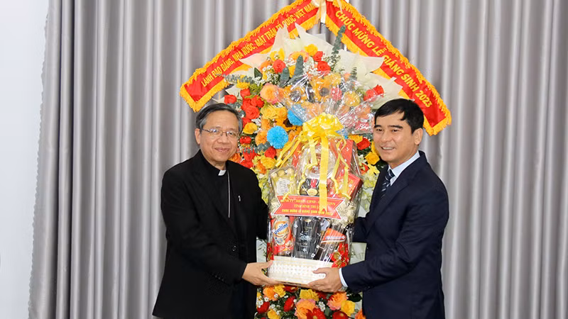 Đồng chí Dương Văn An, Ủy viên Trung ương Đảng, Bí Thư Tỉnh ủy Bình Thuận tặng quà chúc mừng Giám mục Giuse Đỗ Mạnh Hùng và Tòa Giám mục Phan Thiết