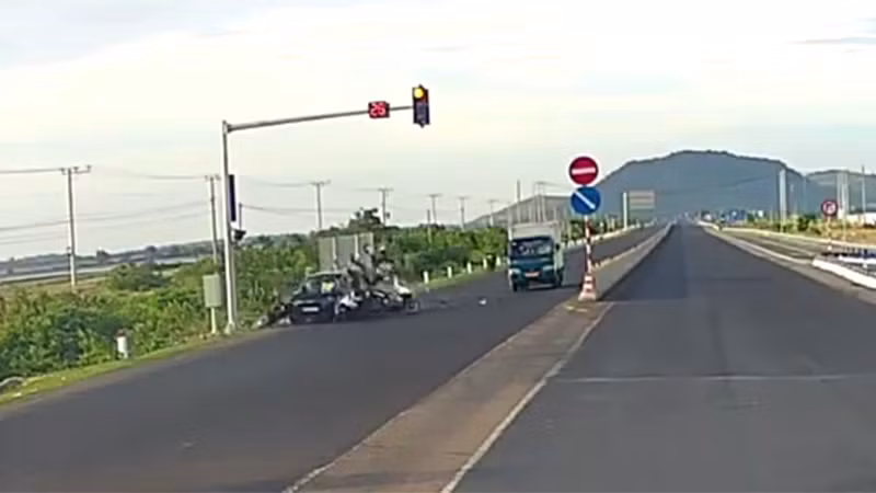 Thời khắc xe ô-tô con tông hàng loạt người và xe máy đang dừng đèn đỏ, khi đồng hồ đếm ngược ở giây 26.