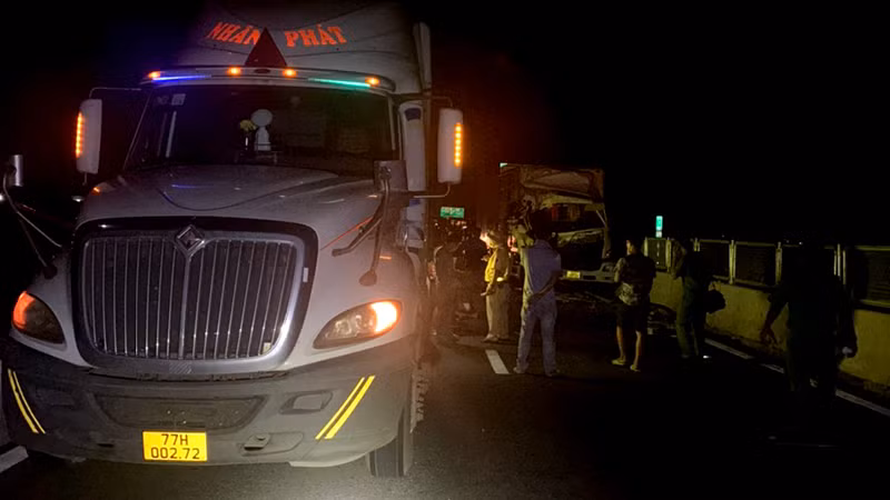 Vị trí vụ tai nạn trên cao tốc, xe đầu kéo bị nổ lốp dừng bên phải lề đường, xe khách chạy phía sau phải chuyển làn đường để tránh đã va chạm với xe ô-tô tải chạy cùng chiều phía sau.