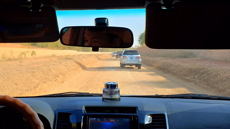 Đường vào sân bay Phan Thiết hiện hữu mới chỉ là đường đắp đất.