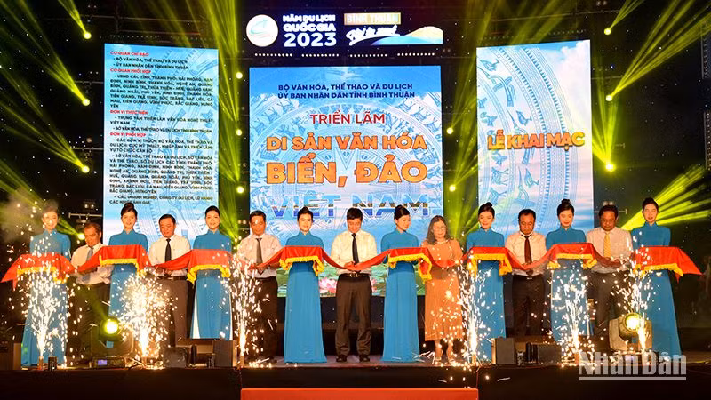 Đại diện lãnh đạo tỉnh Bình Thuận cùng các đơn vị tổ chức Triển lãm thực hiện nghi thức cắt băng khai mạc Triển lãm (Ảnh: Đình Châu)