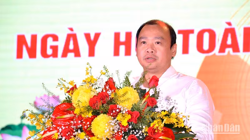 Đồng chí Lê Hải Bình, Ủy viên dự khuyết Trung ương Đảng, Phó Trưởng Ban Tuyên giáo Trung ương phát biểu chỉ đạo tại “Ngày hội Toàn dân bảo vệ an ninh Tổ quốc” xã Hàm Liêm, huyện Hàm Thuận Bắc. (Ảnh: Đình Châu)