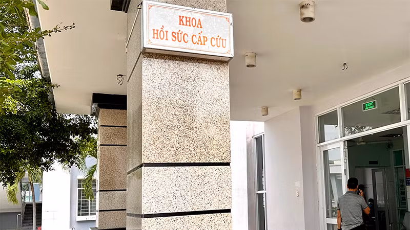 Những du khách nghi bị ngộ độc thực phẩm đang được điều trị tại khoa Hồi sức cấp cứu, Trung tâm y tế thành phố Phan Thiết, Bình Thuận.