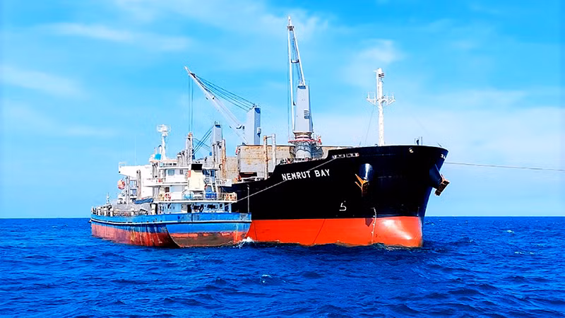 Chuyển hàng từ tàu Nemrut Bay sang tàu hàng cứu hộ.
