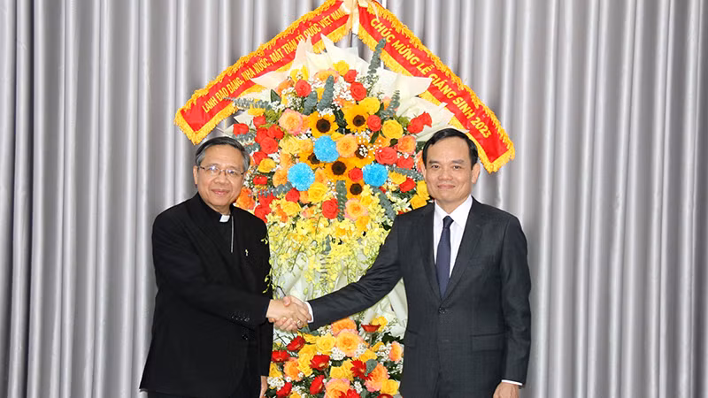 Phó Thủ tướng Trần Lưu Quang (bên phải) tặng hoa chúc mừng Giám mục Giuse Đỗ Mạnh Hùng, Tổng Thư ký Hội đồng Giám mục Việt Nam, Giám mục Giáo phận Phan Thiết nhân dịp Giáng sinh năm 2023