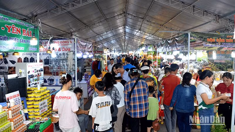 Bên trong không gian Hội chợ trưng bày, giới thiệu các sản phẩm du lịch.