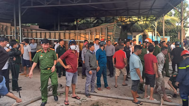 Rất nhiều ngư dân có tàu thuyền sửa chữa tại cơ sở bất lực đứng nhìn tàu của mình bị lửa nhấn chìm.