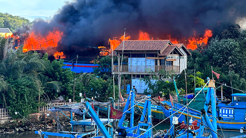 Cháy tại cơ sở sửa chữa tàu thuyền ven sông thuộc địa bàn phường Phú Hài, thành phố Phan Thiết, tỉnh Bình Thuận.