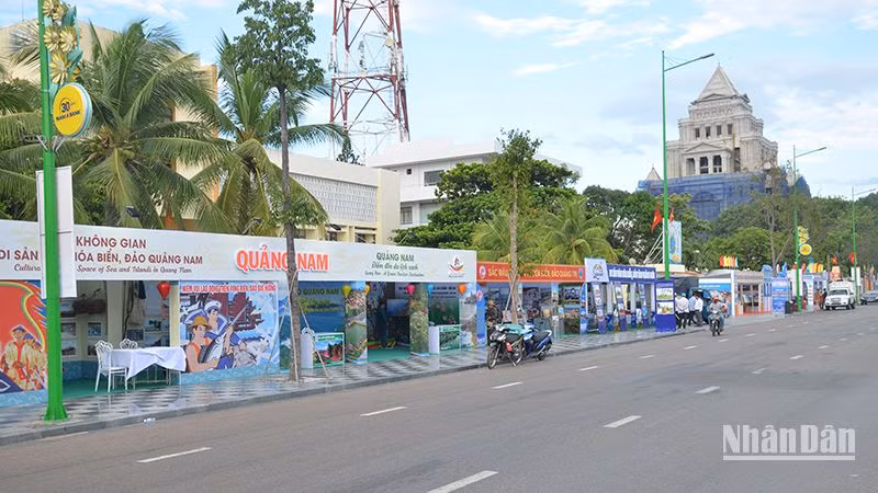 Không gian Triển lãm “Di sản văn hóa biển, đảo Việt Nam” với sự tham gia của 22 tỉnh, thành phố trong cả nước được giới thiệu trên đường Nguyễn Tất Thành, TP Phan Thiết, Bình Thuận.