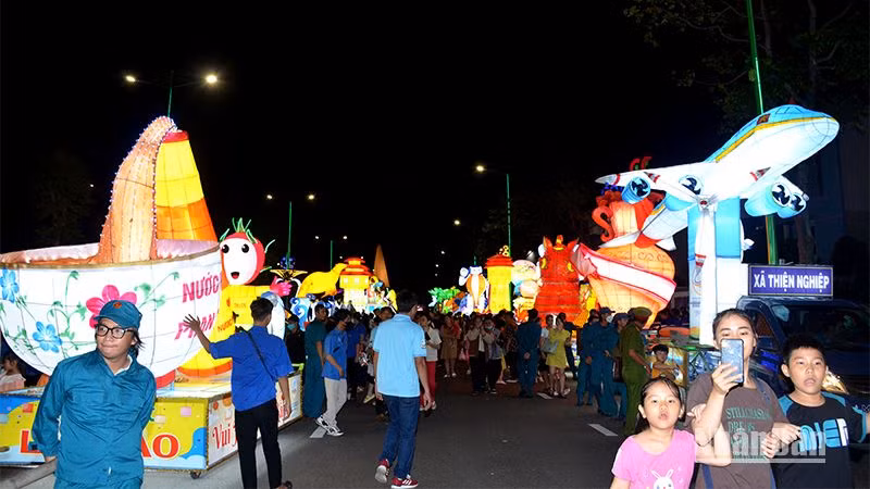 29 Lồng đèn lớn được tập kết tại sân Lễ chuẩn bị cho Lễ hội rước đèn qua các đường phố chính của thành phố biển Phan Thiết. 29 Lồng đèn lớn được tập kết tại sân Lễ chuẩn bị cho Lễ hội rước đèn qua các đường phố chính của thành phố biển Phan Thiết.