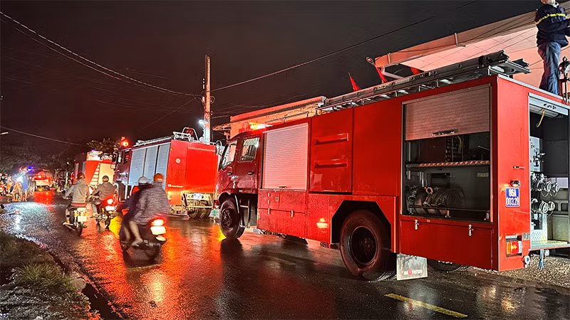 Các xe chữa cháy được huy động tới hiện trường để chữa cháy.