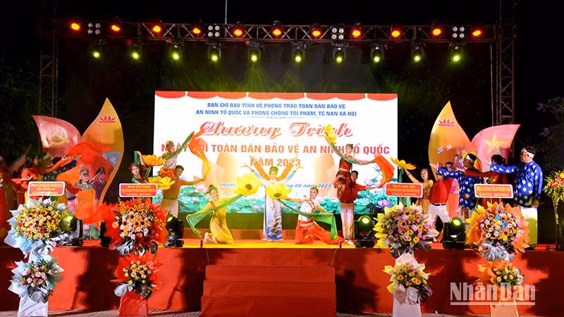 Biểu diễn văn nghệ trong Chương trình “Ngày hội Toàn dân bảo vệ an ninh Tổ quốc” xã Hàm Liêm, huyện Hàm Thuận Bắc, tỉnh Bình Thuận. (Ảnh: Đình Châu)