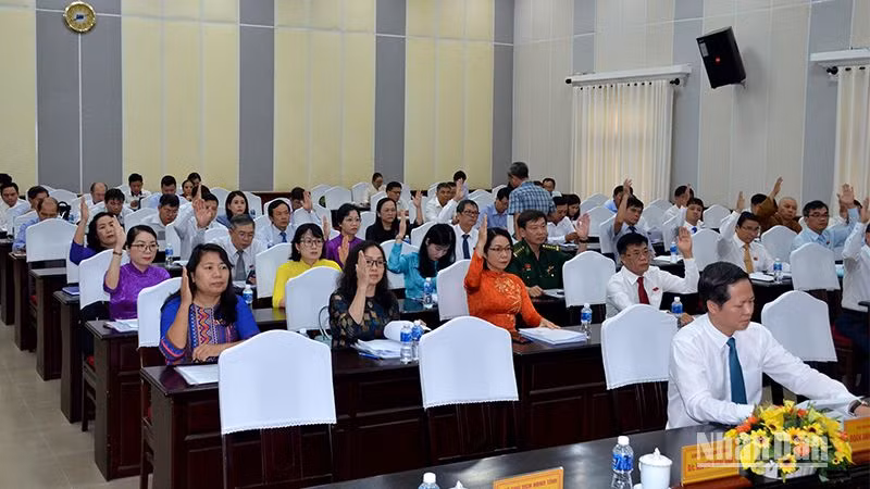 Các đại biểu biểu quyết thông qua các Nghị quyết HĐND tại kỳ họp