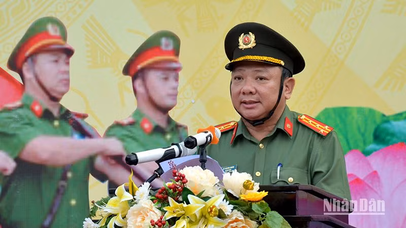 Đại tá Lê Quang Nhân, Giám đốc Công an tỉnh Bình Thuận phát biểu giao nhiệm vụ cho các lực lượng Công an tỉnh. (Ảnh: Đình Châu)