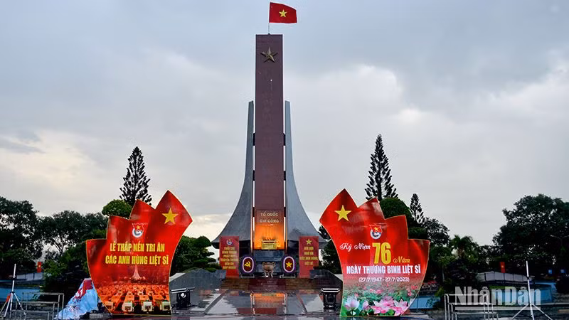 Lễ thắp nến tri ân các Anh hùng liệt sĩ được tổ chức tại Nghĩa trang Liệt sĩ tỉnh Bình Thuận (Ảnh: Đình Châu)