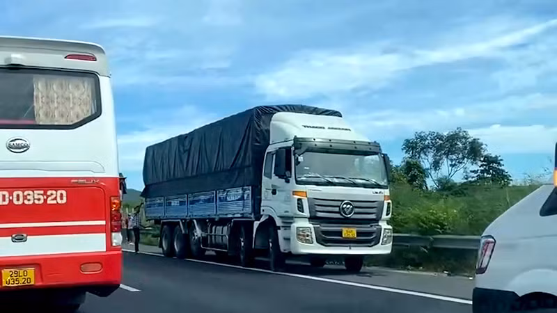 Xe tải đỗ ngược chiều trên làn khẩn cấp cao tốc Phan Thiết-Dầu Giây không đúng nơi quy định.